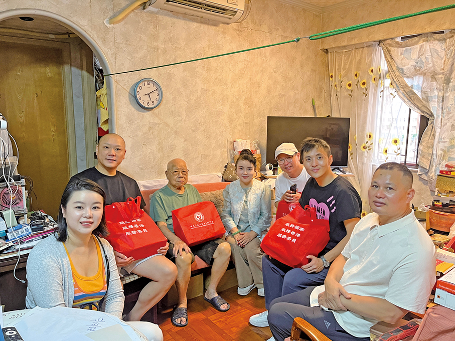●2026年8月22日，孫曦一行探訪香港灣仔社區，為長者派贈福袋。