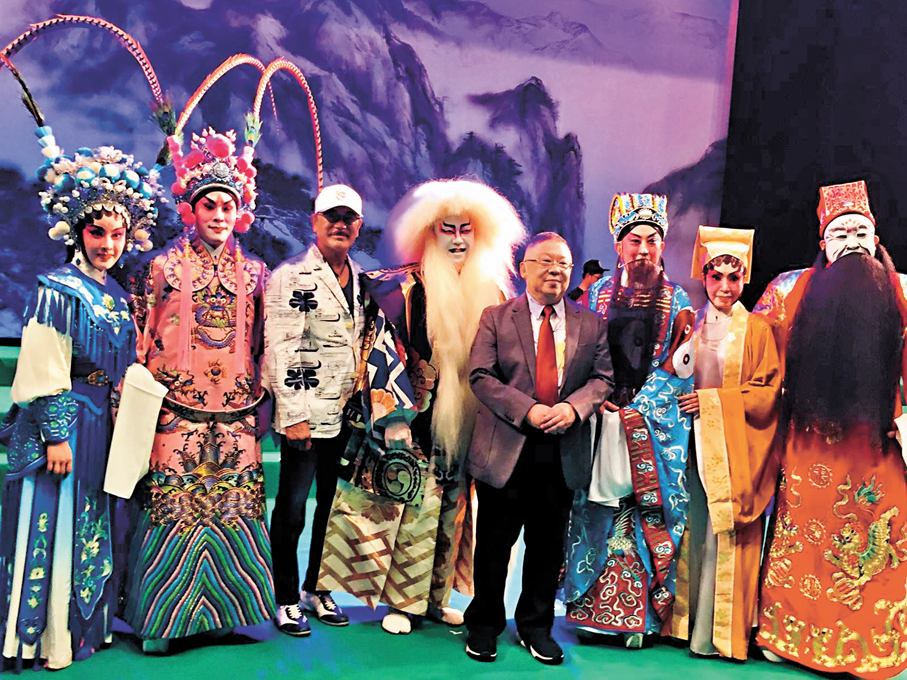 ●二O一七年，李居明大師帶粵劇到日本演出，順便帶大家旅遊。 作者供圖