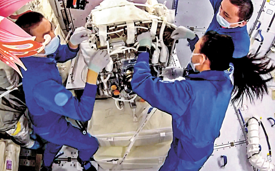 ●神二十三航天員協同合力，早前完成「天韻相機」艙內組裝測試及出艙安裝任務。 資料圖片