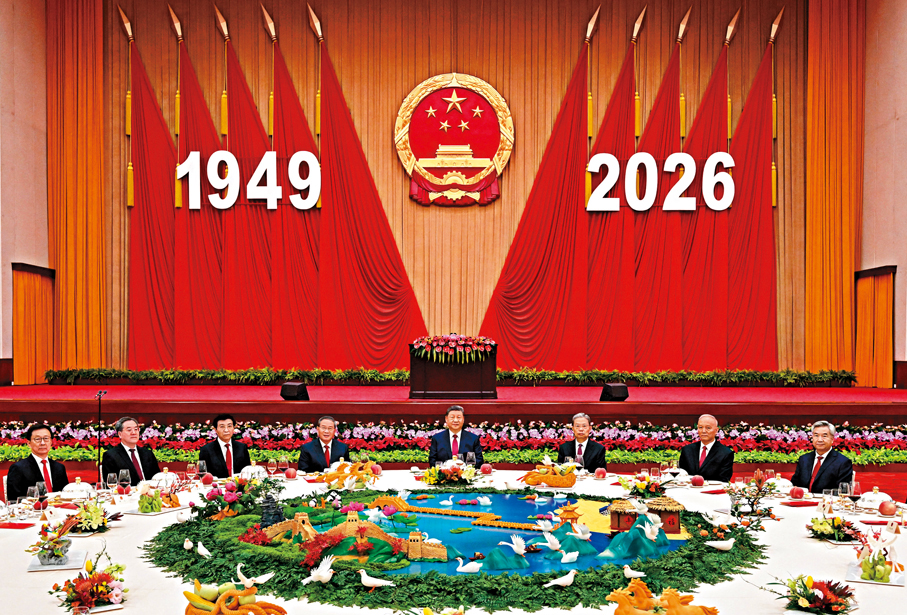 ●9月30日晚，慶祝中華人民共和國成立77周年招待會在北京人民大會堂舉行。習近平、李強、趙樂際、王滬寧、蔡奇、丁薛祥、李希、韓正等黨和國家領導人與中外人士歡聚一堂，共慶中華人民共和國華誕。     新華社