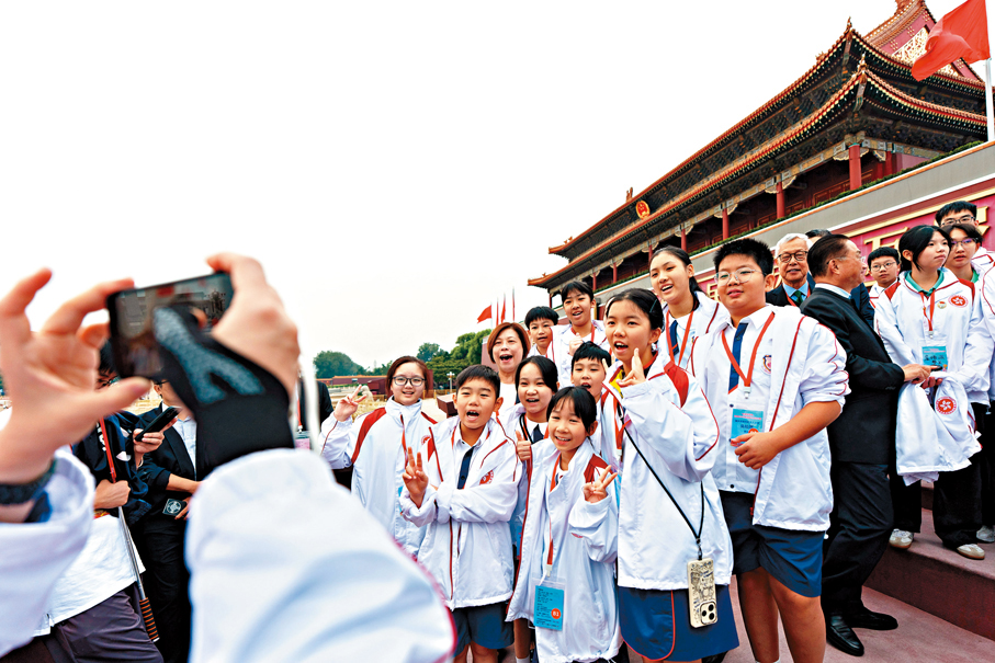 ●9月20日，來自香港、澳門的約1,000名大中小學升旗隊代表在北京天安門廣場觀看升國旗儀式。 資料圖片