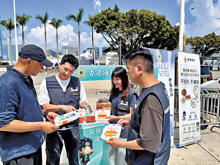 ●海關人員在各區購物熱點提醒商戶必須要遵守商品說明條例。 政府新聞公報