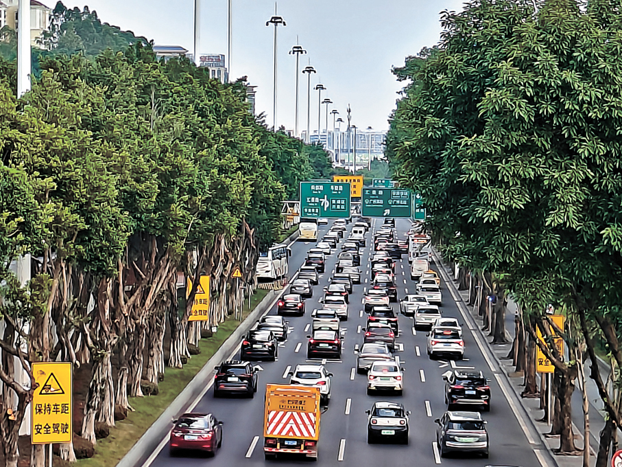 ●9月30日臨近傍晚，廣州廣園快速排起長長的車龍。香港文匯報記者方俊明  攝