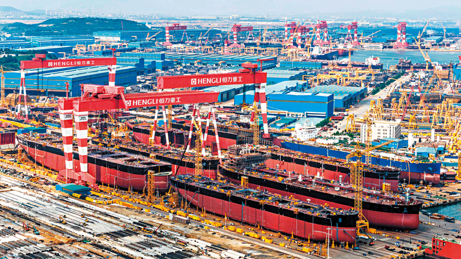●中國經濟9月迎擴張， 官方綜合PMI升至50.7，年內新高。圖為大連某造船工廠。 資料圖片