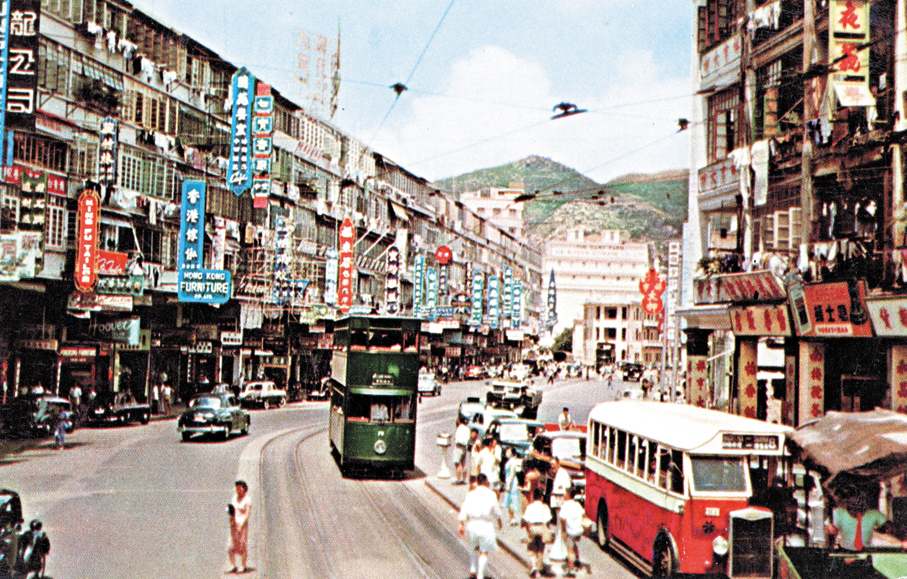 ●約1958年由波斯富街東望軒尼詩道，右下方為一輛來往灣仔碼頭及柴灣的8號線白水箱巴士。 書內插圖