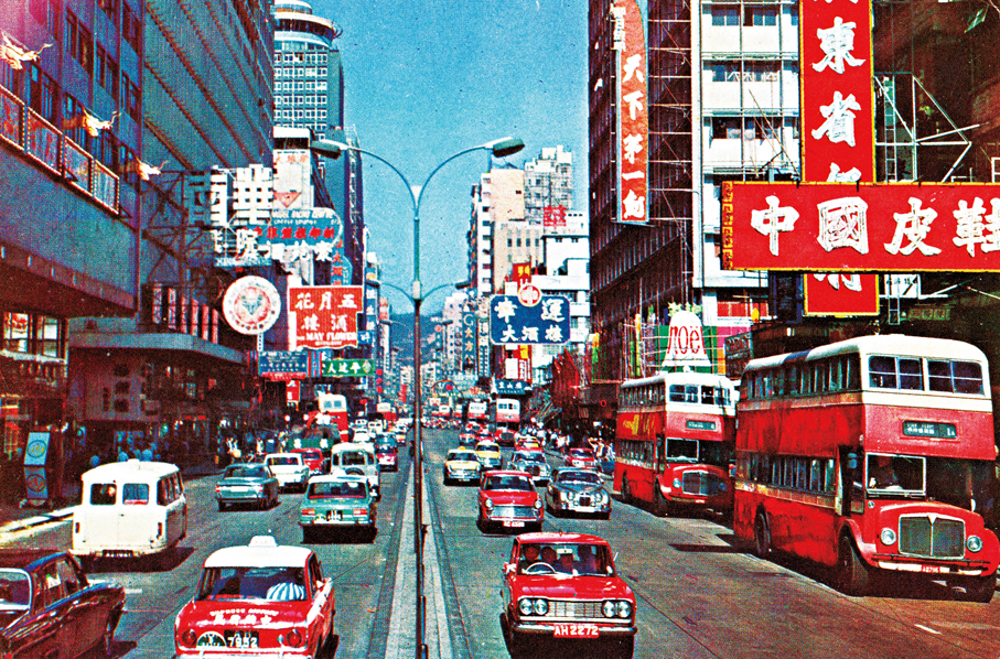 ●約1972年由登打士街北望彌敦道，可見兩部駛經豉油街的Regent五型巴士。 書內插圖