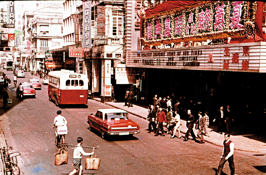 ●1961年，皇后大道中的一輛大型單層5號A巴士剛駛過皇后戲院前。書內插圖
