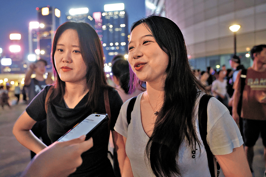 來港升學的周同學與李同學