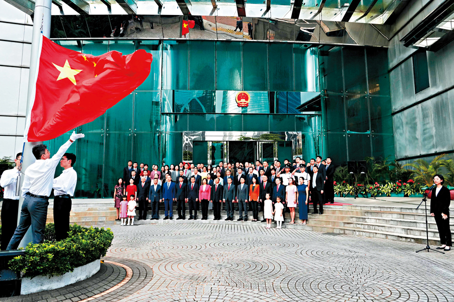●外交公署升旗儀式。外交部駐港公署圖片