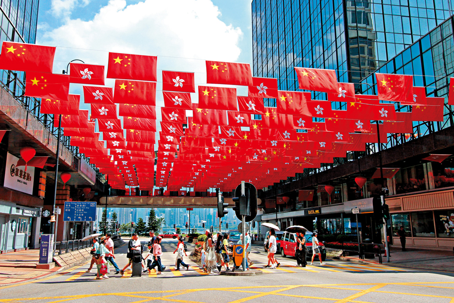 ●香港街頭呈現國慶歡欣氣氛。 香港文匯報記者萬霜靈  攝