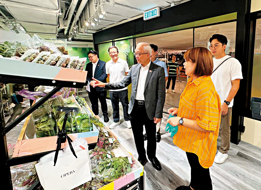 ●謝展寰到荃灣愉景新城「優鮮港品」店參觀。 環境局Fb圖片