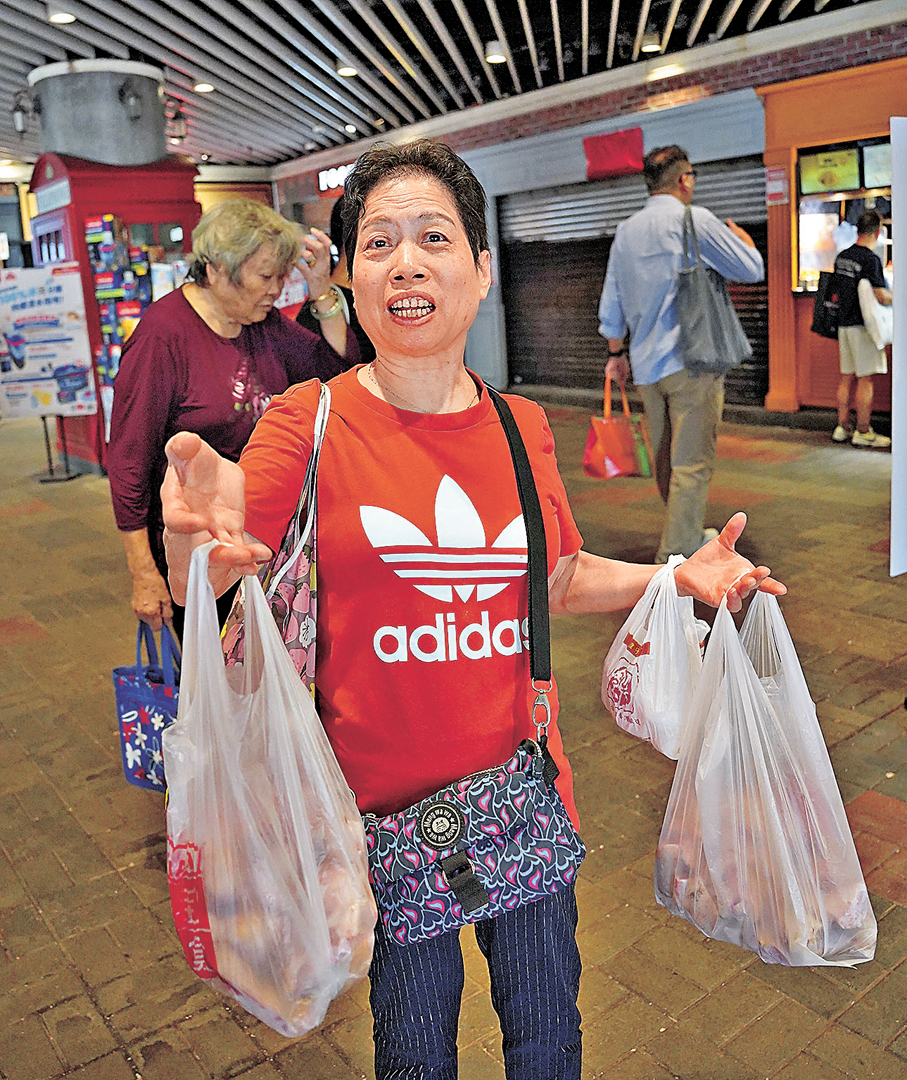 ●張婆婆用43元買下3隻豬腳。  香港文匯報記者曾興偉  攝