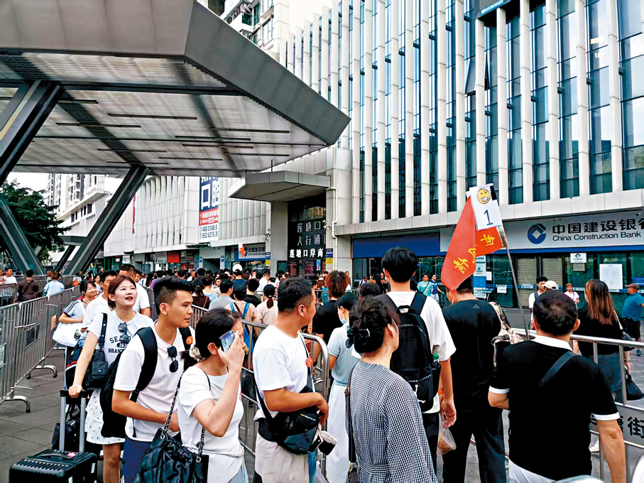 ●赴港旅遊火爆，國慶長假第一天內地有超過270個旅行團經蓮塘口岸前往香港。香港文匯報記者李昌鴻 攝