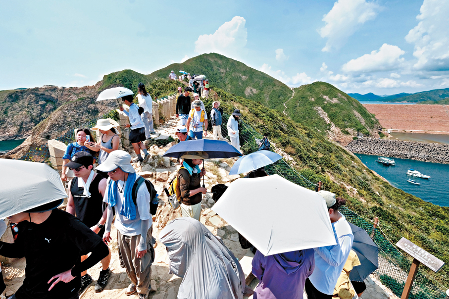 ●行山客上山遠眺風景，秩序井然。 香港文匯報記者涂穴  攝