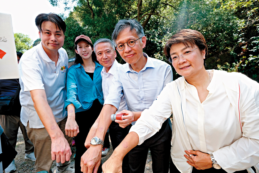 ●左起：何俊賢、江旻憓、姚柏良、黎堅明及方國珊昨日到破邊洲視察實施預約制後情況。 香港文匯報記者涂穴  攝