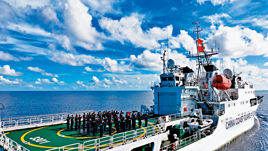 ●10月1日，中國海警萬山艦舉行升旗儀式。 視頻截圖