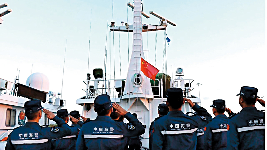 ●新中國77周歲華誕之際，正在南海黃岩島海域執行常態化管控任務的中國海警萬山艦舉行升旗儀式，海警執法員們在甲板上整齊列隊高唱國歌，五星紅旗在祖國海疆一線高高飄揚。 視頻截圖