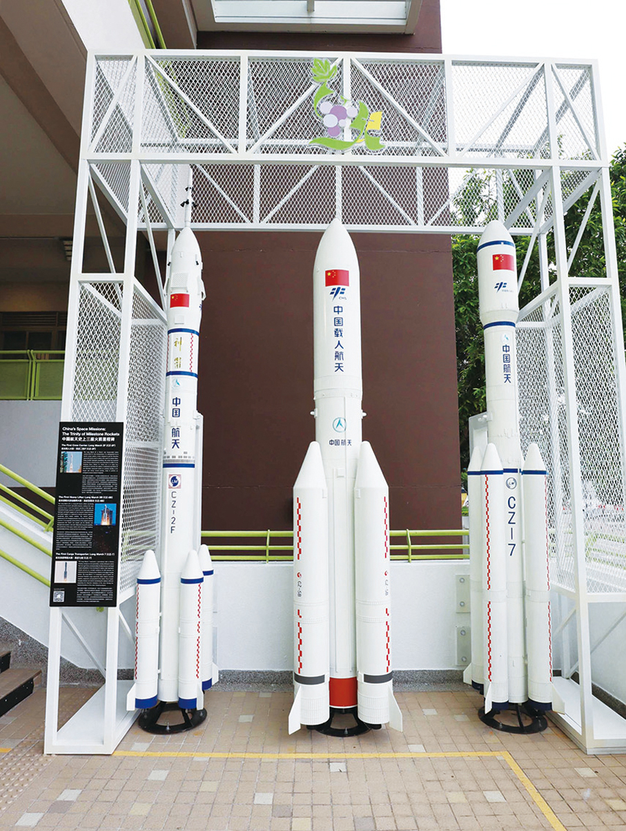 ●學校展示的代表中國航天里程碑的三座火箭模型。