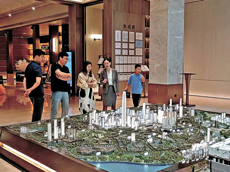 ●卓越縵悅在國慶節假期推出特價單位，並在小紅書有直播推廣，以吸引客戶。香港文匯報記者李昌鴻 攝