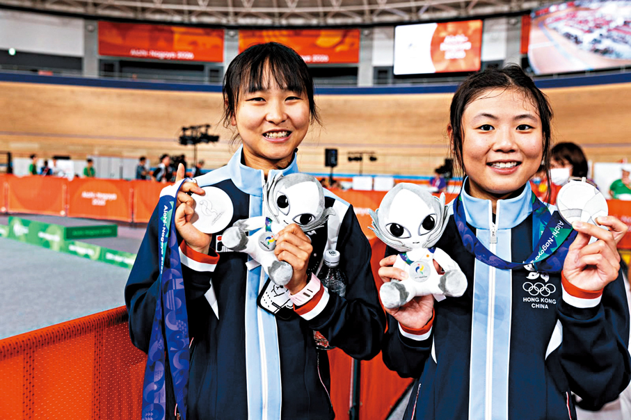 ●李思穎（左）與梁穎儀力壓國家隊取得女子麥迪遜賽銀牌。 香港文匯報記者葉詩敏  攝
