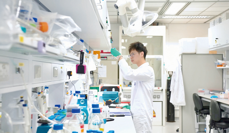 ●賽馬會新晉創科學者林睿朗於賽馬會「阿茲海默症神經生物學與治療」創科實驗室進行研究工作。