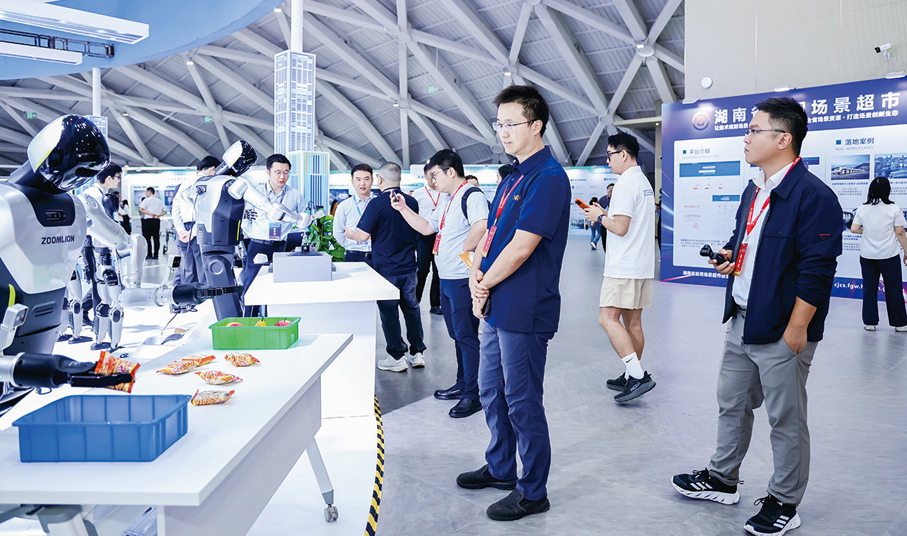 ●AI + 創新創業展現場展出的高新技術產品吸引觀眾。