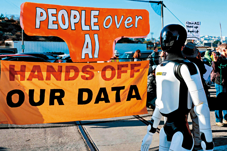 ●在OpenAI開發者大會上，一台機器人走過一場反AI抗議活動。 法新社