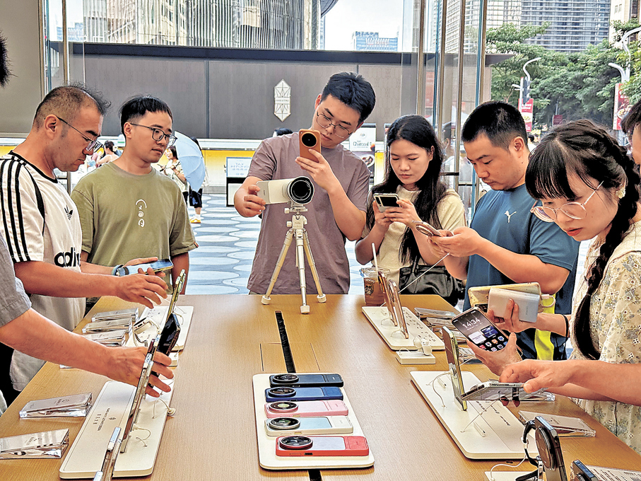 ●華為Mate 90系列國慶假首日線下開售。香港文匯報記者郭若溪  攝