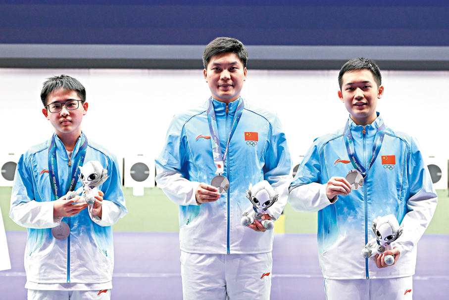●中國隊選手（左起）楊宇浩、何世瑜和蘇連博凡在男子25米手槍速射團體奪銀。 新華社