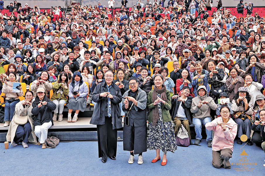●三位重磅嘉賓與影迷合影。平遙國際影展組委會供圖