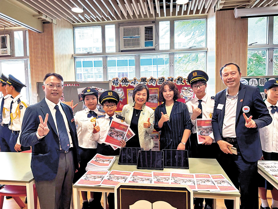 ●蔡若蓮（中）與學生交流。 蔡若蓮Fb圖片