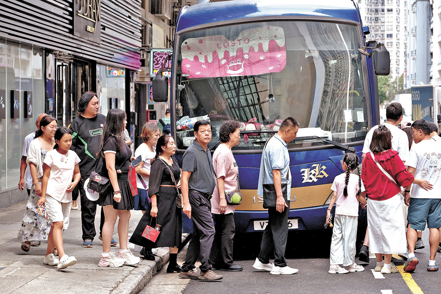 ●旅行團完成土瓜灣購物行程後有秩序地上車離開。 香港文匯報記者涂穴 攝