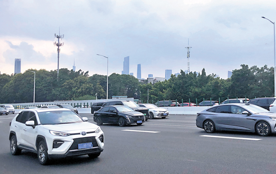 ●大灣區高速公路國慶長假首日車流量突破772萬車次。圖為國慶期間車輛經廣州出行。 香港文匯報記者方俊明  攝
