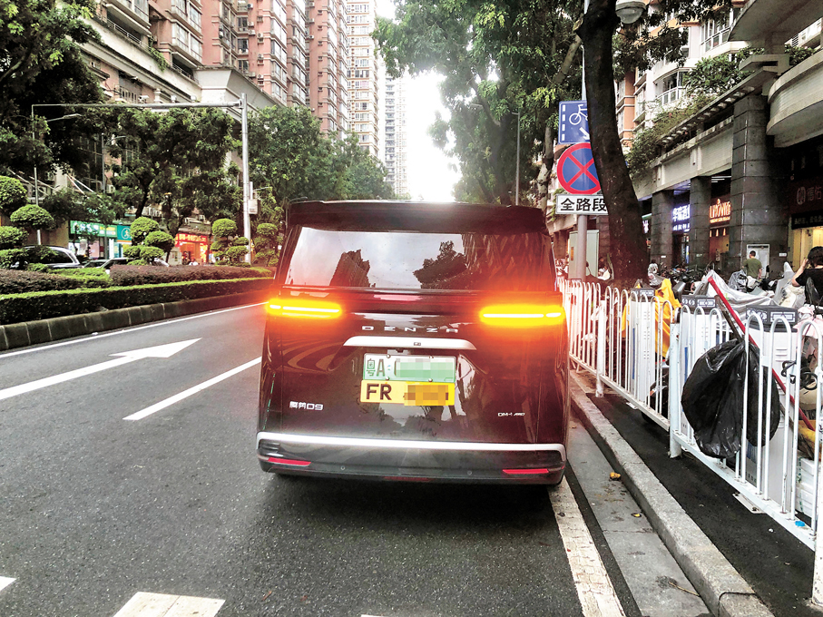 ●粵車車主張先生計劃在黃金周後半段才赴港。圖為張先生駕駛的粵車。 香港文匯報記者方俊明  攝
