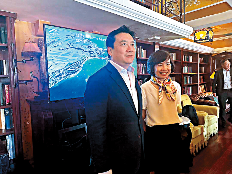 ●機管局商務執行總監兼IEC Holdings行政總裁陳正思（右）披露，項目鐵定不會沿用「11 SKIES」之名，形容目前正像「幫個仔改名」般慎重構思新名。旁為李沛鏗。 香港文匯報記者馬翠媚  攝