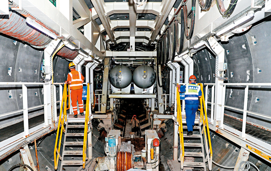●青島膠州灣第二隧道服務線完成盾構掘進。圖為「國信號」盾構機施工現場。 中新社