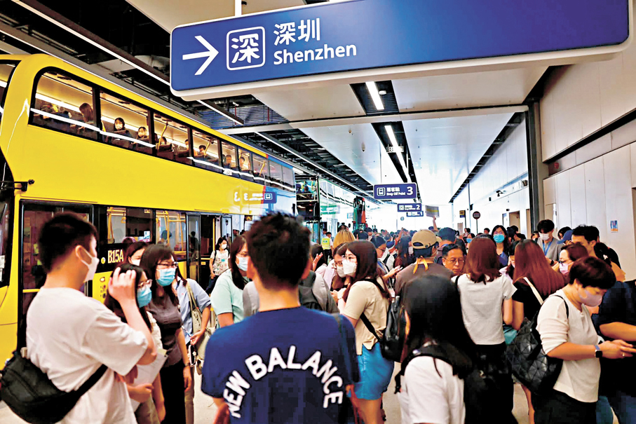 ●市民預計可在約9個港鐵站附近的車站，轉乘專營巴士前往新皇崗口岸。圖為早前公務員參與的口岸演練。 資料圖片