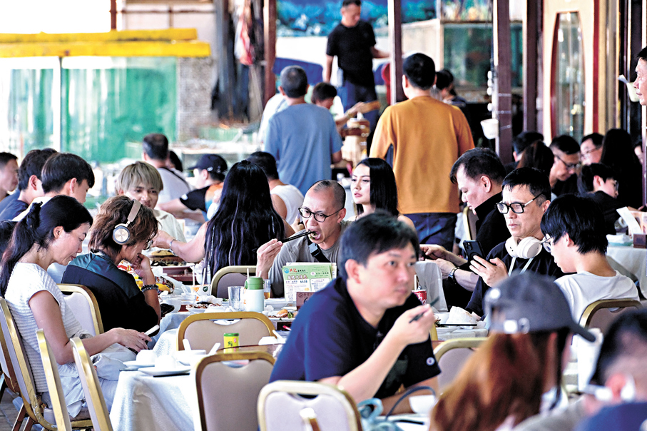●香港在10月1日錄得27.7萬內地旅客入境，在各處吃喝玩樂。 資料圖片