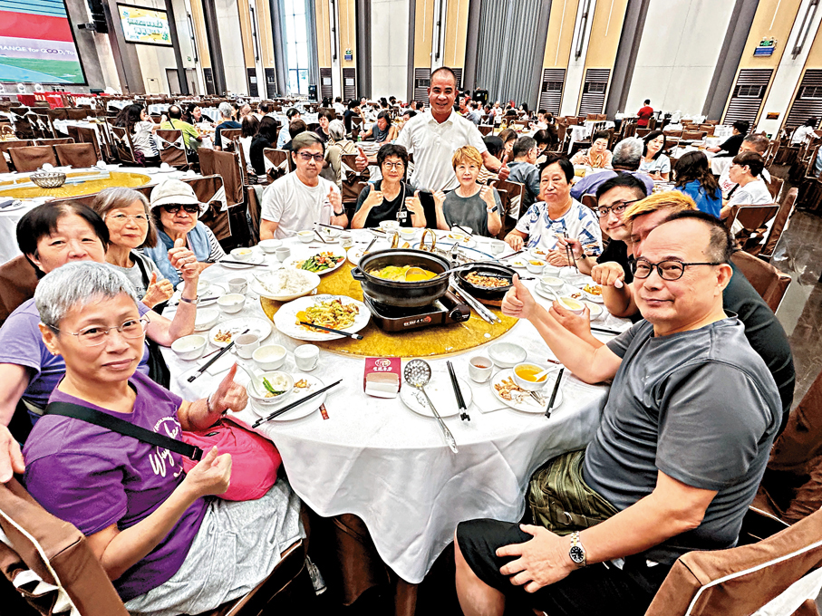 ●來自香港的「食玩假期」美食團在佛山吃經典粵菜。
