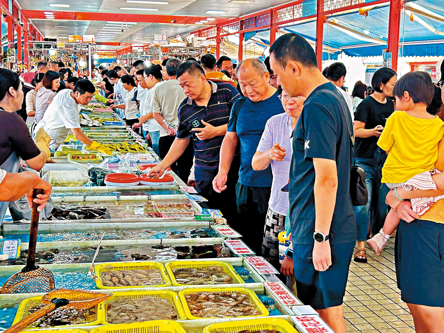 ●國慶假期不少人前往珠海、廣州、江門等地的海鮮市場採購。