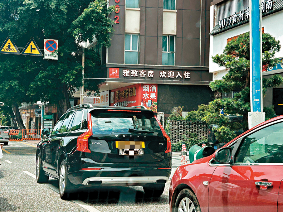 ●越來越多的香港人自駕到佛山尋覓美食。圖為一輛兩地牌車北上。