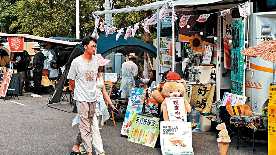 ●流動的咖啡車帶動起本地的文旅消費，有很多人都喜歡的鬆弛感。 