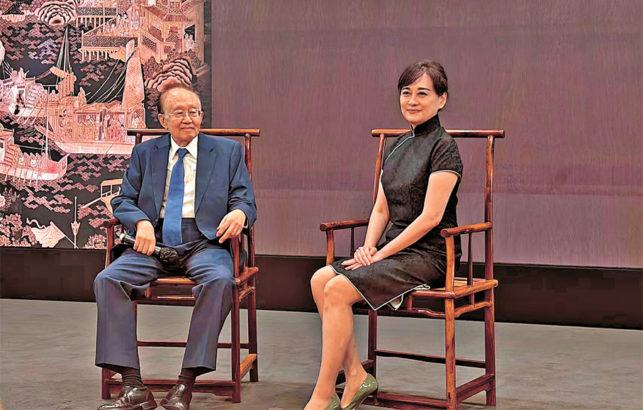 ●香港藝術館總館長莫家詠（右）和「沐文堂」主人關善明合照。