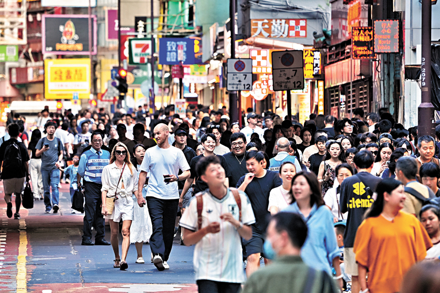 ●國慶期間，香港旅遊區人潮洶湧，對零售市道起帶動作用。 中新社