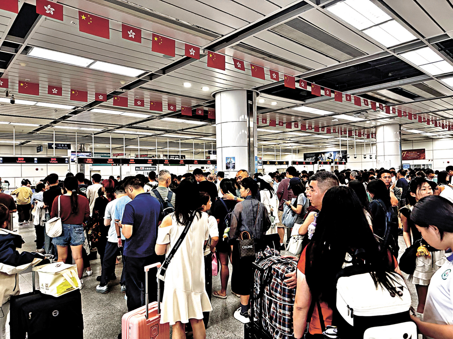 ●內地國慶黃金周昨日踏入第四天，訪港內地旅客累計逾93萬人次。圖為深圳灣口岸。 中通社