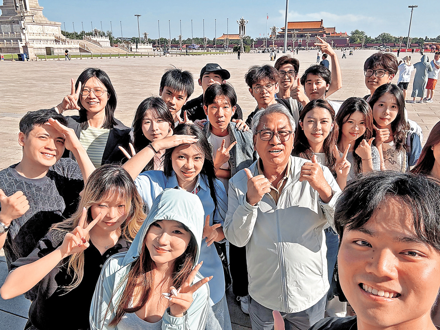 ●今年「十一」假期，很多在京求學的香港學子選擇留在北京過節。圖為港生和友人在北京過國慶。 香港文匯報北京傳真