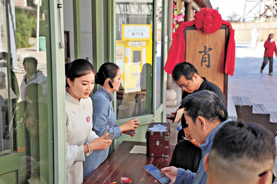 ●10月4日，河北石家莊，「正豐礦·段家樓沉浸樂園」中的「蕭氏藥房」NPC與遊客互動。 中新社