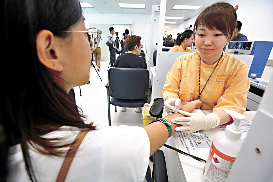●啟德醫院抽血站採用的「自動血液樣本運輸系統」，可在5分鐘內完成抽血。 香港文匯報記者郭木又  攝