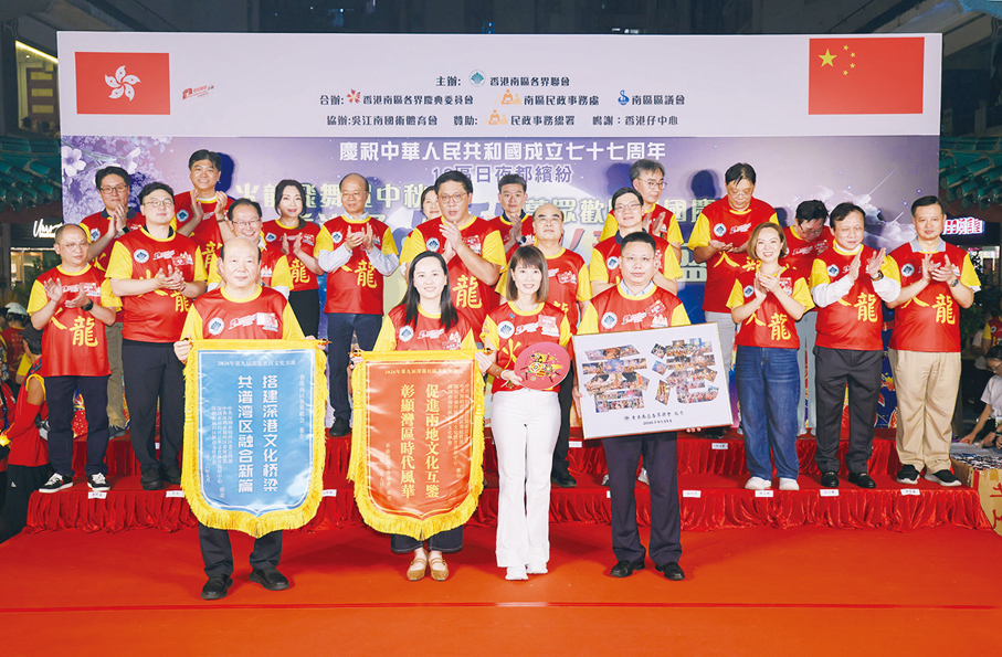 ●深港社區文化交流，互贈禮品（前排左起：陳南坡、林思思、張佩珊、吳賽鋒）。