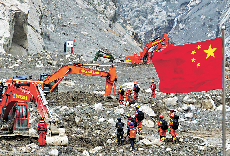 ●8月26日，尼泊爾北部邊境地區突發冰川崩塌，引發跨境泥石流災害，造成中尼兩國邊境數千人遇難和失蹤。圖為9月6日的西藏吉隆泥石流災害核心區搜尋現場。 資料圖片
